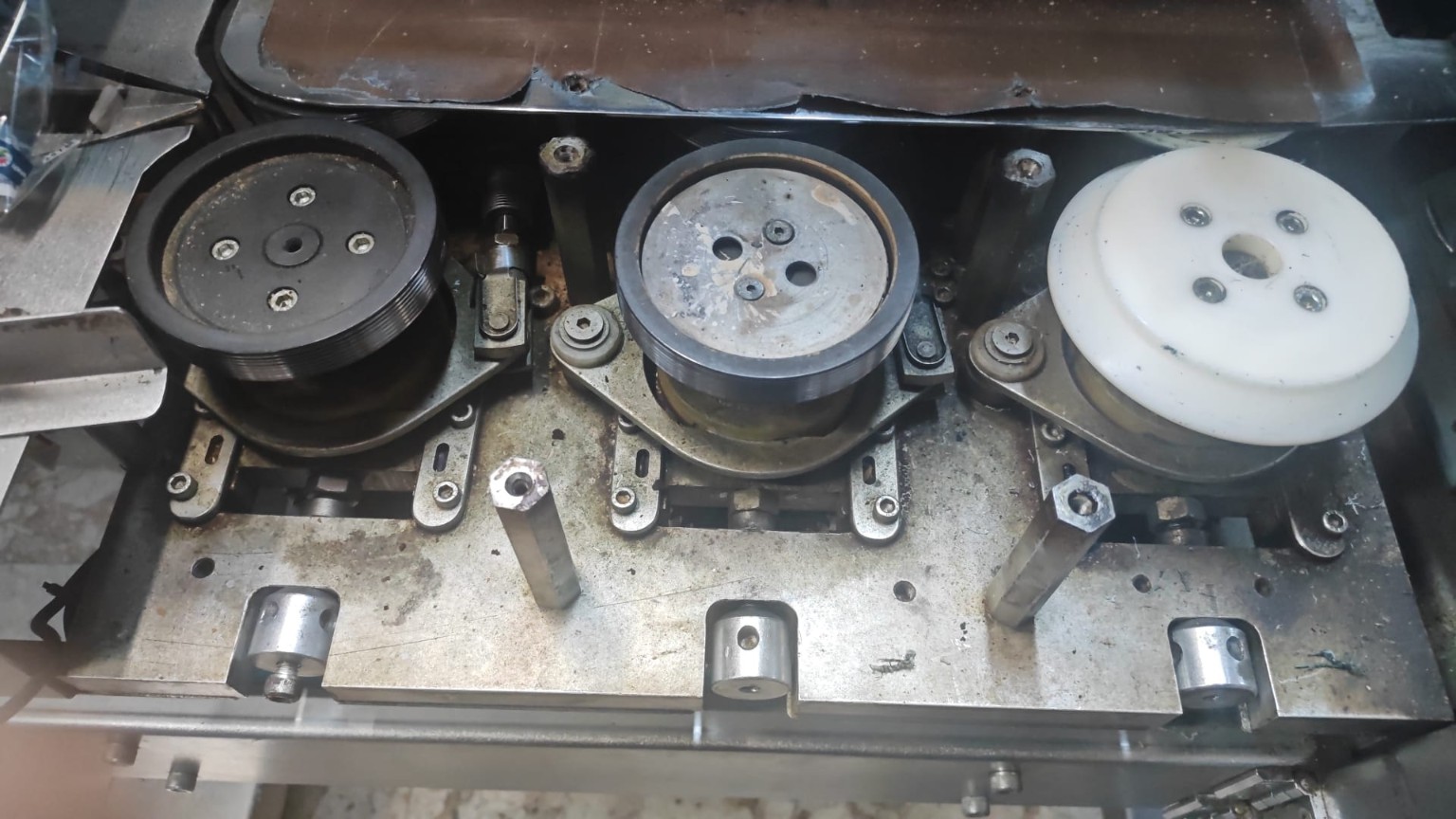 Paketleme makinesinde kontrol edilen üç disk ve bağlantı mekanizmaları